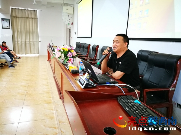興義市教師發(fā)展中心主任韋厚祥對本次研討會作總結(jié).jpg